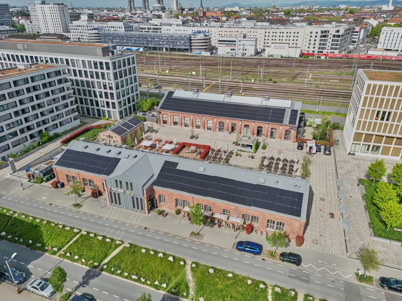 Der historische Lokschuppen an der Glücksteinallee