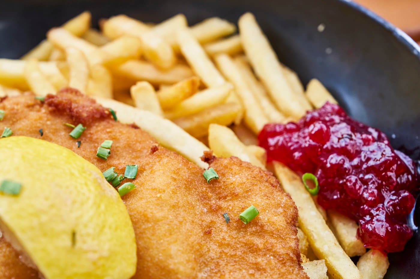 Schnitzel mit Pommes Frites und Preiselbeeren
